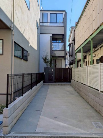 【前面道路含む現地写真】 | 戸越3丁目戸建 | 2台駐車可　EV充電用コンセント