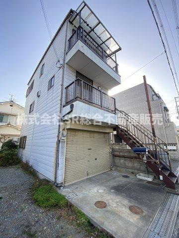 昭和町中古戸建の外観|シャッターの前に自転車・バイクを置けます！