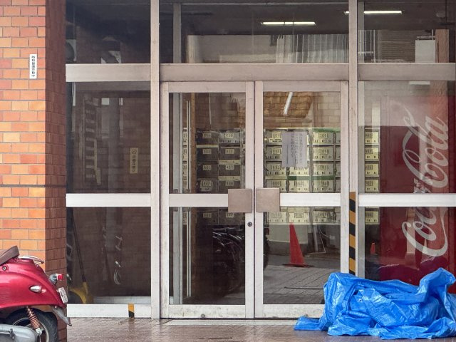 想定年間賃料　66万　想定利回り14.3％　鉄骨鉄筋コンクリート造のエントランス