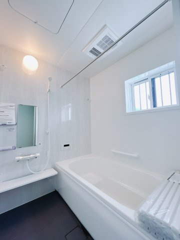【新築戸建】甘楽郡甘楽町金井の浴室|■浴室（3号棟）｜ゆったり足を伸ばせるサイズの浴室(*＾＾*)　夜間のお洗濯や、雨の日のお洗濯に大活躍の浴室暖房乾燥機付き！お子さまとの入浴の際に嬉しいエコベンチ浴槽付きです♪