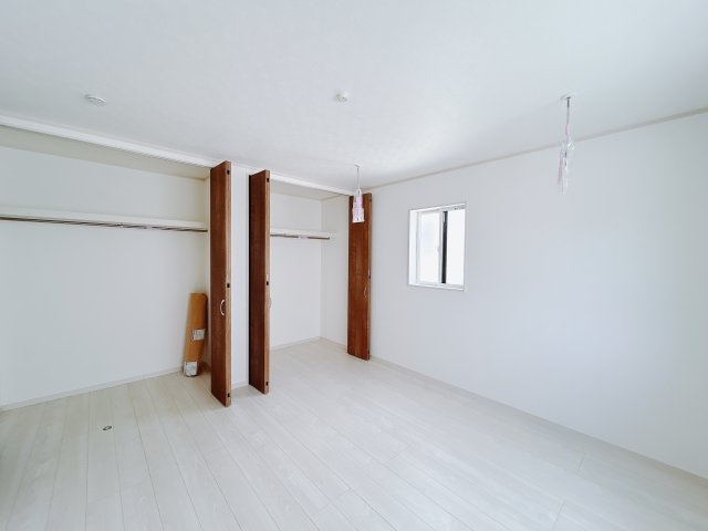 【新築戸建】甘楽郡甘楽町金井の寝室|■主寝室（3号棟）｜ベッドやテレビなどの大き目の家具を置いても余裕のある広々主寝室です♪家事やお仕事にお疲れなパパ・ママがゆっくりと過ごせる空間です♪