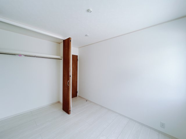 【新築戸建】甘楽郡甘楽町金井の洋室|■1階洋室（3号棟）｜ナチュラルカラーの床です。模様替えなどとても楽しく工夫できます♪陽当たり、風通しもとても良いので毎日快適な生活スタートです！子供部屋にも良いですね♪