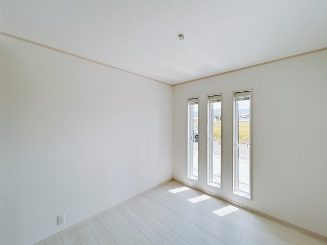 【新築戸建】甘楽郡甘楽町金井の洋室|■1階洋室（3号棟）｜1階洋室には大きな窓をご用意しています。日中はあたたかな日差し差し込み自分時間も充実できますね＾＾