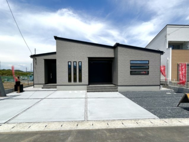 【新築戸建】甘楽郡甘楽町金井の外観|■外観（3号棟）｜土日のご見学はもちろん、平日・夜間のご案内も大歓迎です♪「今から見たい」や「仕事終わりに見たい」にもご対応できますのでお気軽にお問い合わせください♪