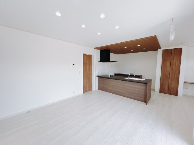 【新築戸建】甘楽郡甘楽町金井の居間・リビング|■リビング（3号棟）｜落ち着きのある表情を見せるリビングダイニング。太陽の光がたっぷり差し込むリビングは、自然とご家族が集まる居心地の良い空間です。