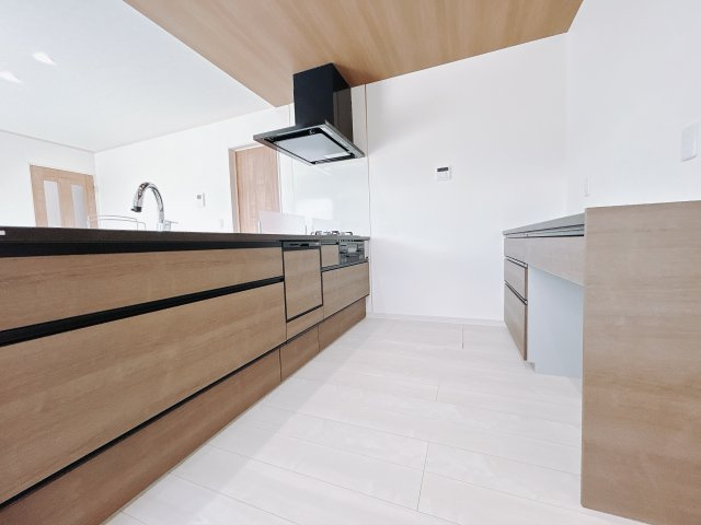 【新築戸建】甘楽郡甘楽町金井のキッチン|■キッチン（3号棟）｜ワークトップの幅が広く、お子様といっしょにお料理をつくったり、ちょっとしたパーティーも楽しめます。フラットなのでお掃除がしやすいのもポイントです♪