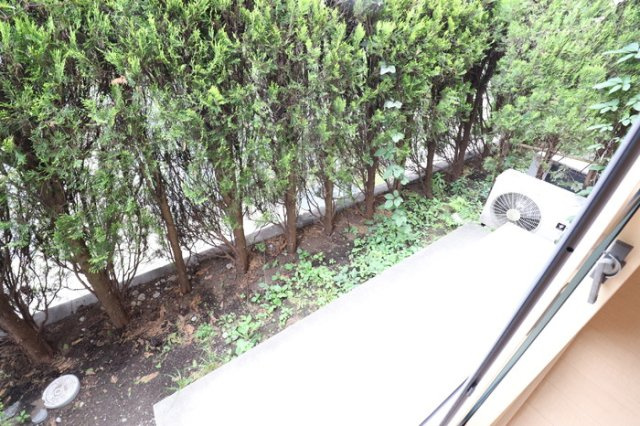 川崎市麻生区黒川のアパートの庭