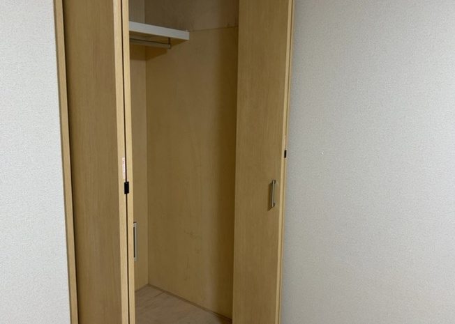 【収納】 | グリーンヒル寺田１４７号棟 | デザイン性を重視しすぎて収納が少なかった！なんてことにならないため、事前に現地で収納の数を確認しておくことをお勧めします。クローゼット以外にも床下収納や屋根裏収納、パントリーなどもチェックしましょう。