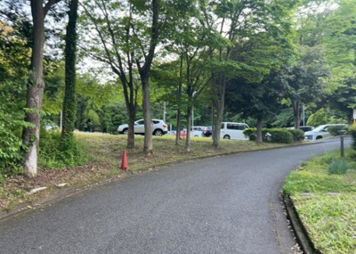 【駐車場】 | グリーンヒル寺田１４７号棟 | 車一台あたりに必要なスペースは、標準サイズの普通自動車で横幅2m50cm、長さ5mは必要になります。ただし、乗降のことも考慮して横幅3m30cm、長さ5m50cmほどは確保できるところを選びましょう。