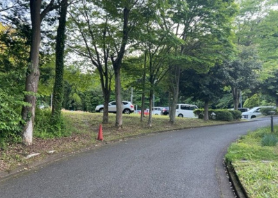 【駐車場】 | グリーンヒル寺田１４７号棟 | 駐車場と明記されていても、最小スペースでつくられた駐車場だと大型車は駐車できなかったり、出入りしにくくなったりする可能性があります。お車のサイズと購入したい物件の駐車場のサイズを現地で確認しましょう。