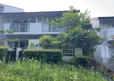 【庭】 | グリーンヒル寺田１４７号棟 | 物件によっては、入居者が個人的に使用できる専用庭がついているものもあります。また、住宅の中にある土間の部分を庭と呼ぶこともあります。庭の用途は住む人によって変わり、それによってデザインもさまざまです。