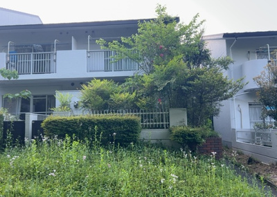 【中庭】 | グリーンヒル寺田１４７号棟 | 中庭（パティオ）とは、一つの建築物の内部に設けられた、壁などで囲われている庭のことを指します。コの字型、ロの字型が主流ですが、L字型の中庭もあります。最近では、インテリア性の高さからも人気があります。
