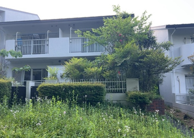 【構造・工法・仕様】 | グリーンヒル寺田１４７号棟 | ＲＣ造、Reinforced Concreteは直訳すると補強されたコンクリートです。主に柱や梁・床・壁が鉄筋とコンクリートで構成おり、鉄筋を組んだ型枠にコンクリートを流し込んで固めたものを指します。