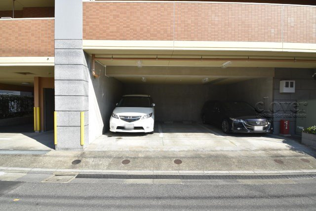 【駐車場】 | グランシティル・ロワイヤル久が原 | マンションの駐車場スペース。空きの有無や駐車料金、サイズ規定などについては、改めてお問い合わせください。～即日のご見学可能～　お問合せはお気軽にどうぞ。