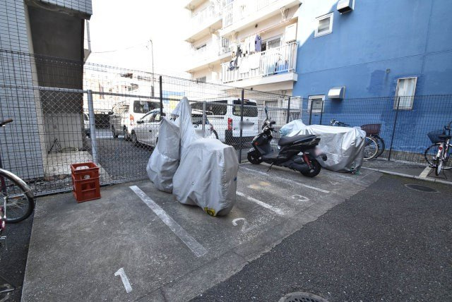 【駐車場】 | グランシティル・ロワイヤル久が原 | バイク置き場。空き区画の有無や駐輪料金、サイズおよび排気量規定などについては、改めてお問い合わせください。～即日のご見学可能～　お問合せはお気軽にどうぞ。