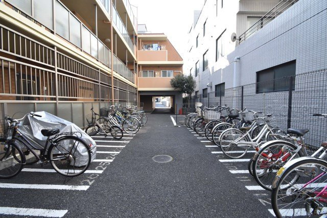 【駐輪場】 | グランシティル・ロワイヤル久が原 | 自転車置き場。マンションの共用部にあたります。空きの有無や駐輪料金、各戸の台数制限などについては、改めてお問い合わせください。～即日のご見学可能～　お問合せはお気軽にどうぞ。