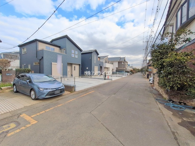 所沢市中富南4期　全8棟　新築戸建　グラファーレデザインの前面道路含む現地写真