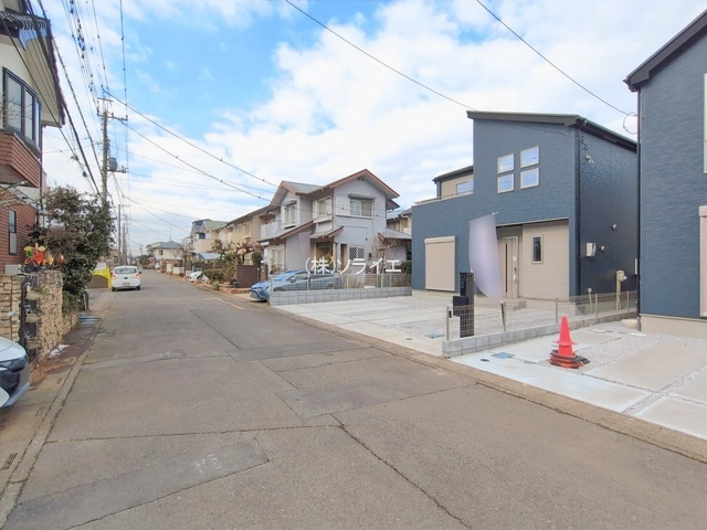 所沢市中富南4期　全8棟　新築戸建　グラファーレデザインの前面道路含む現地写真