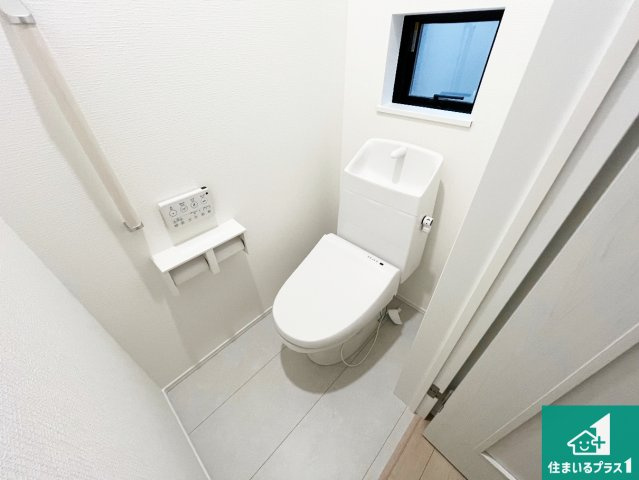 明石市大久保町高丘　新築一戸建てのトイレ|1・2階の2ヶ所にあるので、朝の忙しい時間の順番待ちもなく、深夜の利用にも大変便利です。
