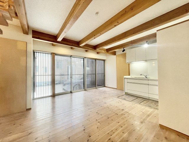 堺市堺区緑ヶ丘北町　中古戸建の居間・リビング|ゆったりとした居間です