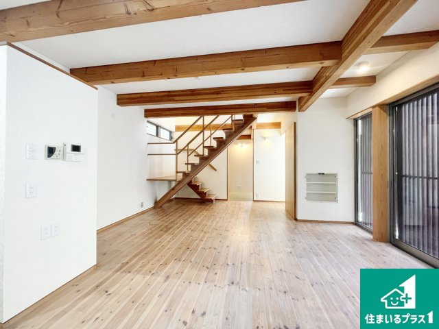 堺市堺区緑ヶ丘北町　中古戸建の居間・リビング