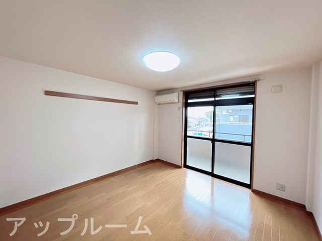 キャッスル牧Bの居間・リビング