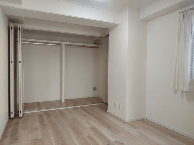 チェリーデ宝塚の洋室|中洋室約5帖