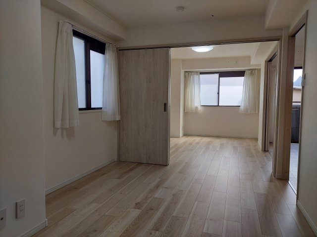 チェリーデ宝塚の洋室|中洋室約5帖