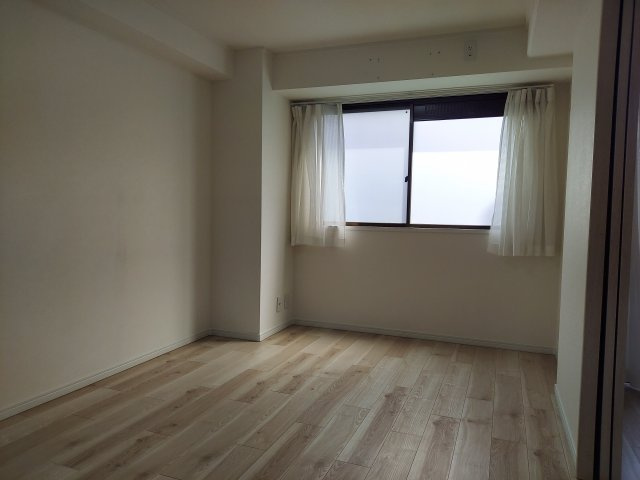 チェリーデ宝塚の洋室|東側洋室約5帖