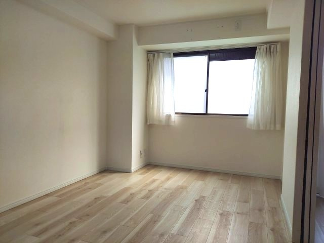 チェリーデ宝塚の洋室|東側洋室約5帖