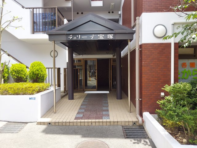 チェリーデ宝塚のエントランス