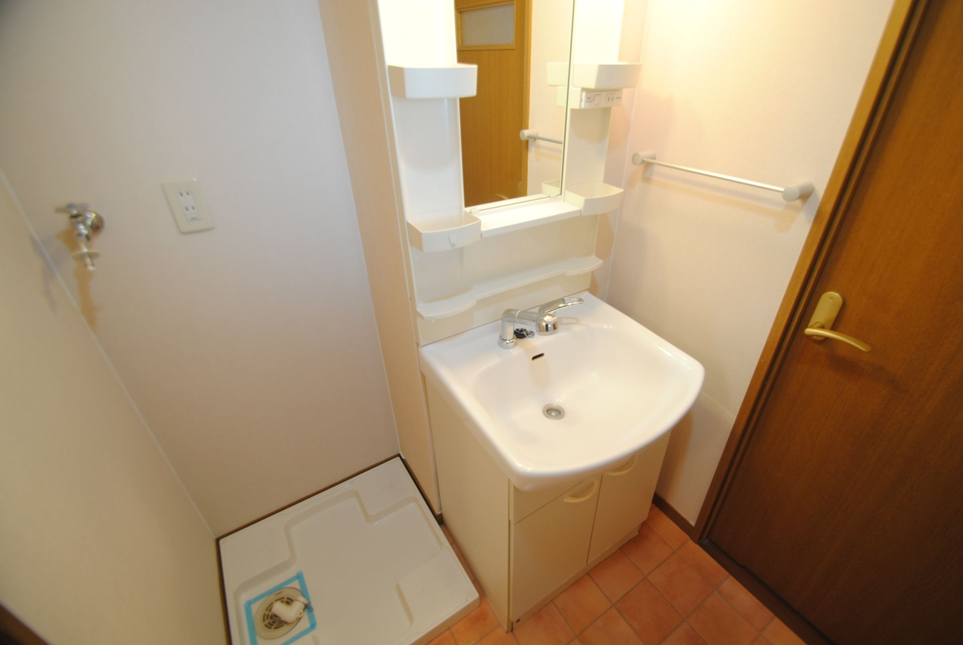 グランデージ中央町の洗面所|明るい洗面所です