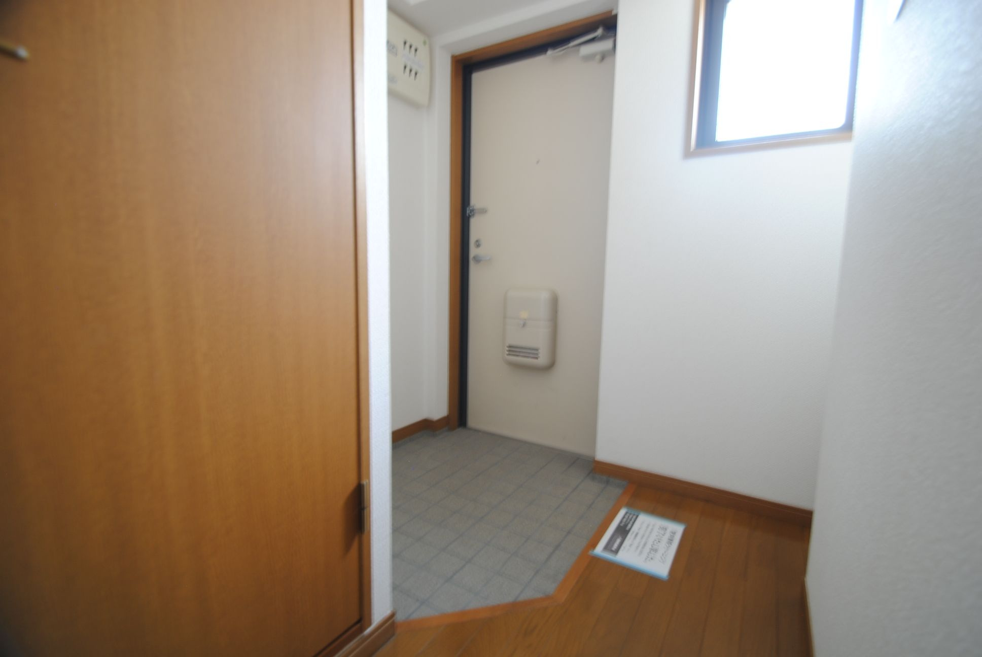 グランデージ中央町の玄関|収納もある玄関です