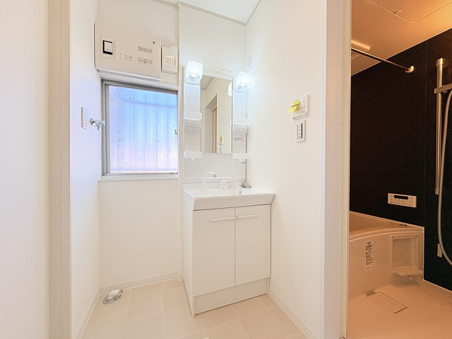【独立洗面台】 | 練馬区大泉学園町5丁目　中古一戸建住宅　(保谷店) | 自然光が入る明るい洗面室。
