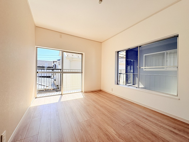 【寝室】 | 練馬区大泉学園町5丁目　中古一戸建住宅　(保谷店) | 2階6.0帖/落ち着いた色味のクロスとフローリングでほっと一息つける空間。