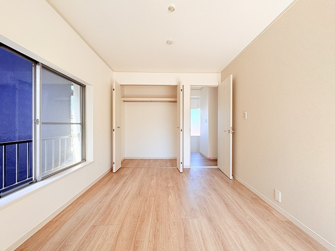 【寝室】 | 練馬区大泉学園町5丁目　中古一戸建住宅　(保谷店) | 2階6.0帖/全居室に収納スペースが備わりお部屋を広々お使いいただけます。