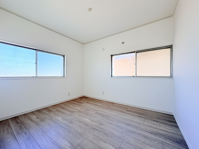 【洋室】 | 練馬区大泉学園町5丁目　中古一戸建住宅　(保谷店) | 2階5.2帖/さまざまな家具を取り入れやすいナチュラルな内装。