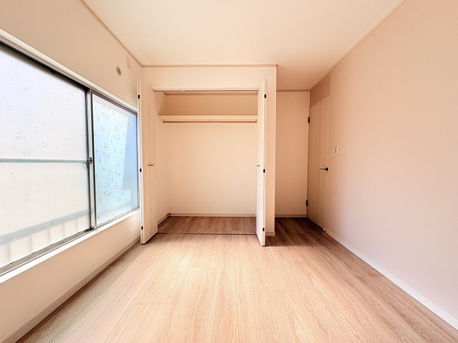 【子供部屋】 | 練馬区大泉学園町5丁目　中古一戸建住宅　(保谷店) | 2階5.0帖/2面採光につき暖かな陽射しが差し込みます。