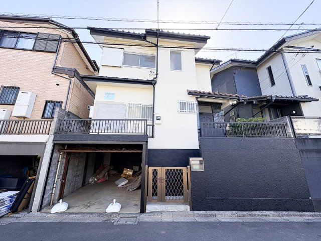 【外観】 | 練馬区大泉学園町5丁目　中古一戸建住宅　(保谷店) | 2026年3月撮影/プライバシーが配慮された明るい3LDK住宅。