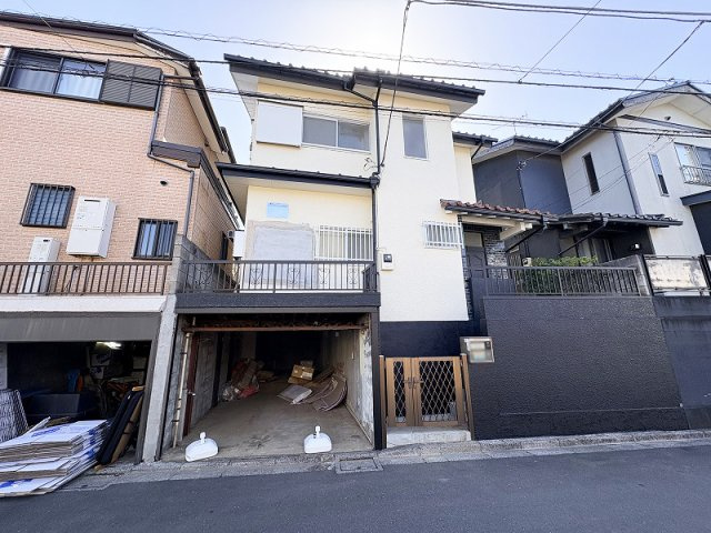 【外観】 | 練馬区大泉学園町5丁目　中古一戸建住宅　(保谷店) | スーパーまで徒歩7分。お買い物の負担も少なく快適。