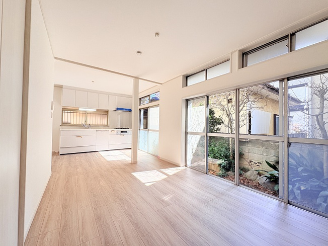 【居間・リビング】 | 練馬区大泉学園町5丁目　中古一戸建住宅　(保谷店) | 暮らしの中心となるリビングは、ご家族で心地良く過ごせる空間に。