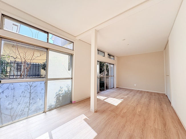 【居間・リビング】 | 練馬区大泉学園町5丁目　中古一戸建住宅　(保谷店) | 2026年3月に内外装リフォームが完了し大変綺麗な室内です。