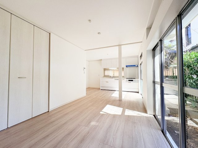 【居間・リビング】 | 練馬区大泉学園町5丁目　中古一戸建住宅　(保谷店) | 南に広く面したリビングは陽当たりが良く開放的。