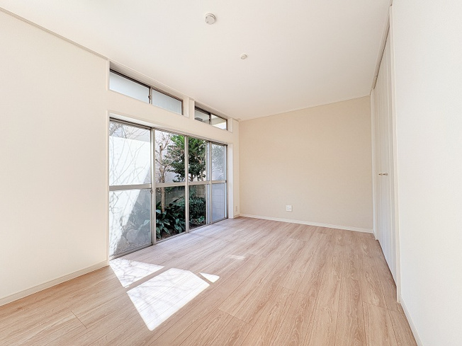 【居間・リビング】 | 練馬区大泉学園町5丁目　中古一戸建住宅　(保谷店) | 生活感を隠しつつ日常使いの物をすぐ近くに置いておけるリビング収納付き。