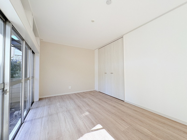 【居間・リビング】 | 練馬区大泉学園町5丁目　中古一戸建住宅　(保谷店) | 開放的な空間でゆったりとやすらぎに包まれた時をお過ごしください。