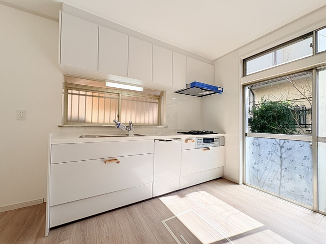 【キッチン】 | 練馬区大泉学園町5丁目　中古一戸建住宅　(保谷店) | 家事の負担を減らす食洗機、浄水器付のシステムキッチン。