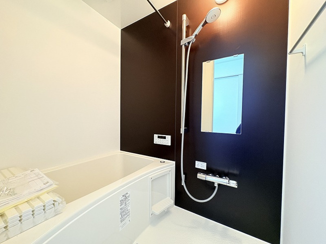 【浴室】 | 練馬区大泉学園町5丁目　中古一戸建住宅　(保谷店) | 1日の疲れを癒す広々としたバスルーム。浴室乾燥機が備わり、防カビ対策や雨の日のお洗濯にも活躍いたします。
