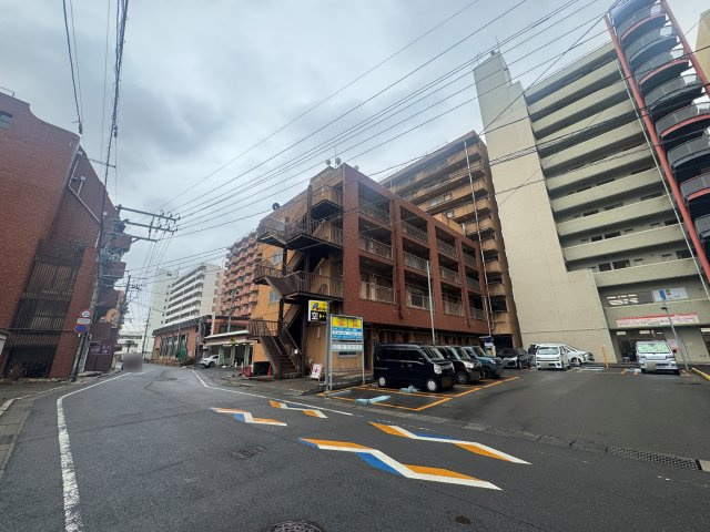 想定年間賃料　57.6万　想定利回り13％　鉄骨鉄筋コンクリート造の外観