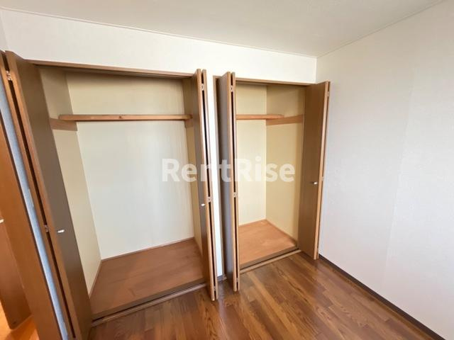 オーシャン元町の洋室|北洋室クローゼット