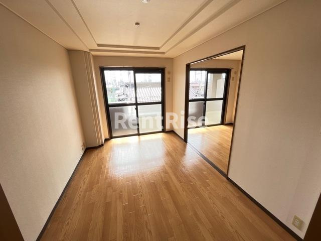 オーシャン元町の居間・リビング|南東洋室